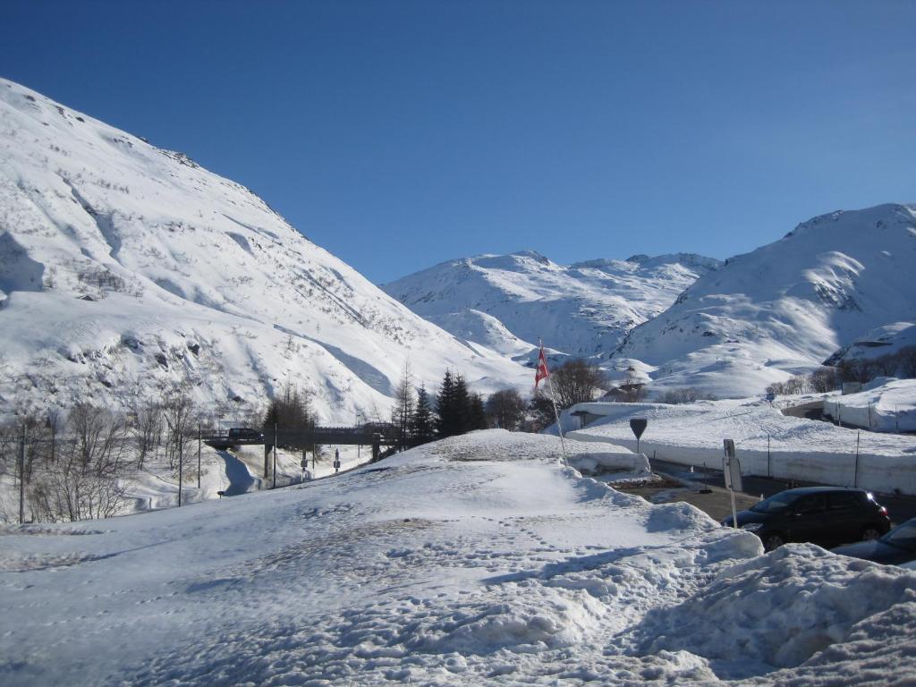 Hotel Des Alpes Realp Bagian luar foto